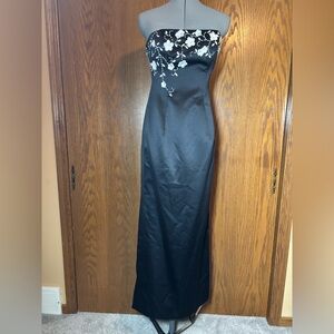 Zum Zum by Niki Livas black Strapless Gown w. White Flowers and Beading - size 5